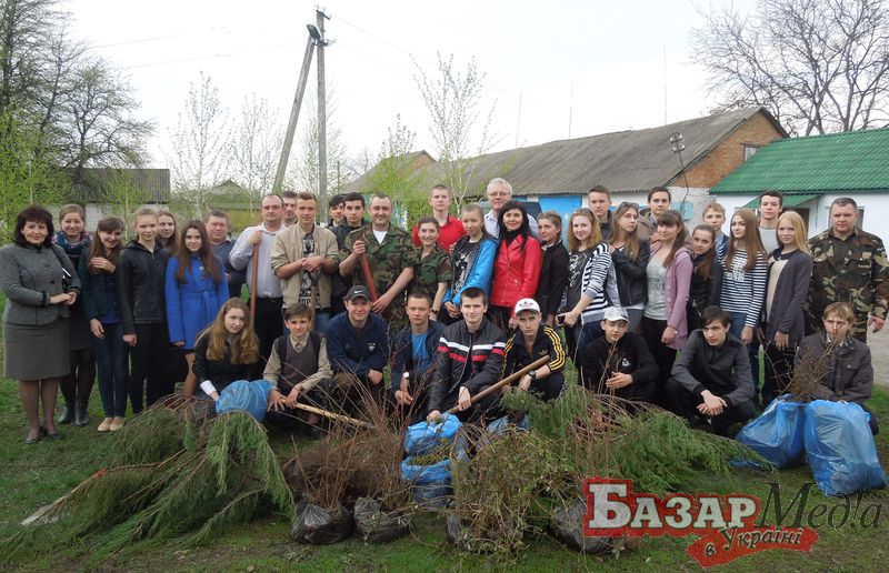 Представники лісгоспу та учні Гадяцької СШ №4 у Гадяцькому геріатричному будинку-інтернаті.