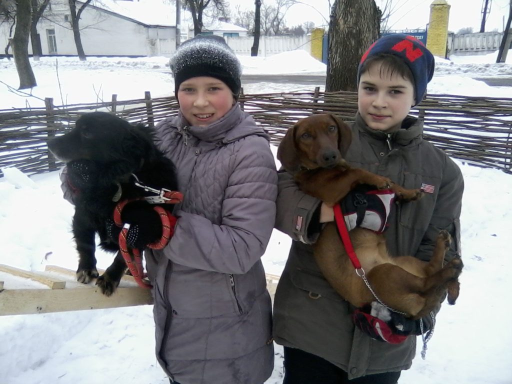 Маргарита Ільченко зі своїм собакою Бімом та Володимир Верба із собакою Євою
