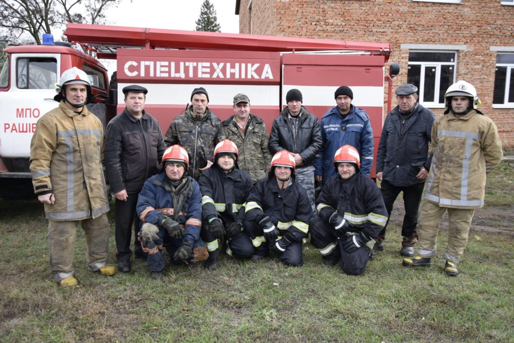 Працівники Рашівського МПО біля нового пожежного авто