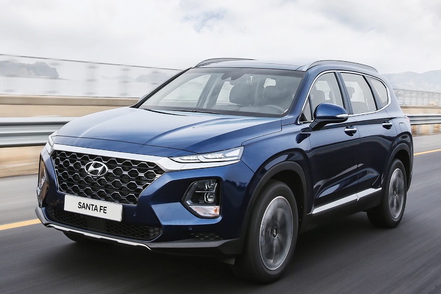 2019 Hyundai Santa Fe Korean market front three quarter in motion 6