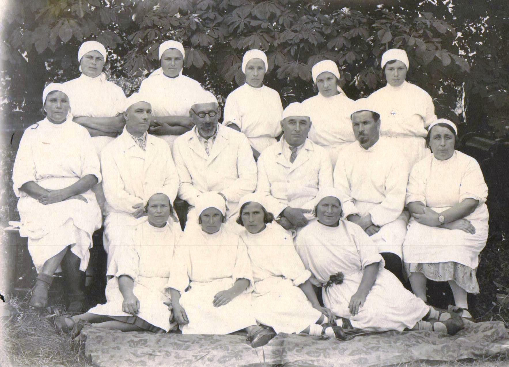 Медичні працівники інфекційного відділення на чолі з Миколою Федоровичем Грабіліним 1930 і роки