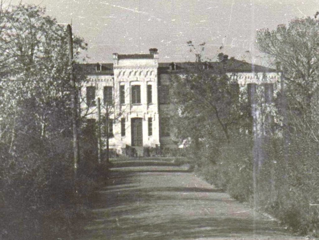 Старий корпус Гадяцької лікарні нині терапевтичне відділення