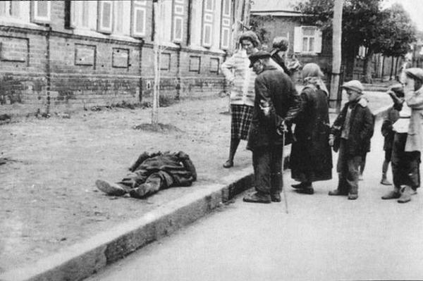 Жертва голодомору на харківській вулиці. Фото Александра Вінербергера 1933 рік