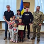 Родині полеглого Захисника, яка через війну переселилась у Гадяцьку громаду, передали державні нагороди