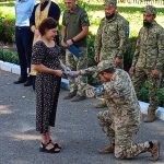 На фасаді гімназії в Краснолуцькій громаді відкрили меморіальну дошку полеглому Захиснику Івану Тищенку