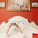 Осінь і конденсат: як захистити подушки та постіль від сирості